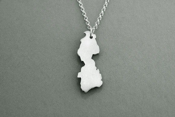 select-CJIRISHCOUNTYPENDANT-LEITRIM